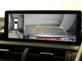 【全周囲モニター】車を上空から見下ろしたような映像をカーナビ画面に映し出し、車庫入れや縦列駐車をサポートしてくれます。