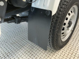 お客様に気持ち良く乗っていただけるよう、工具を使わず取り外せる部品は全て取り外し清掃しております。シート可動の場合は、シートを動かし裏側まで清掃を行っております。