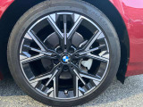 【BMWアロイホイル】軽量かつ強度に拘ったアロイホイル。走行性能ポテンシャルを引き出す設計。車の足元を引き締めてくれる大きなポイントはアロイホイルです。