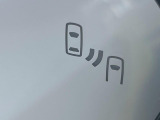 【ブラインドスポットモニター】走行中、ドアミラーの死角になりやすい箇所に後続車が接近するとサイドミラーのレンズに警告を表示!ドライバーに注意喚起をしてくれます。