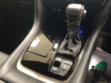 【電動パーキングブレーキ】パーキングブレーキの作動・解除をスイッチ操作で行えます。シフトを「P」ポジションに入れると自動で作動し、「P」以外のポジションにシフトすると解除されるオート機能付きです。