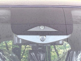 【エマージェンシーブレーキ】走行中に前方の車両等を認識し、衝突しそうな時は警報とブレーキで衝突回避と被害軽減をアシスト。より安全にドライブをお楽しみいただけます。