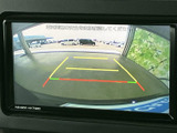 後方の様子を画面で確認でき、駐車時や車庫入れの際に周囲との距離感をつかむ目安になります。ガイドラインも表示され、駐車操作をサポートしてくれます。