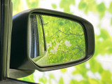 後方確認に使いやすい位置にミラーを備え、運転席から周囲の様子を把握する際に役立ちます。ミラー面には車体側面も映り、日常の運転をサポートします。