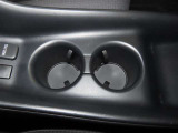 センターコンソールにカップホルダーを装備しております。