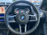 【ハンドル】ドライバーとBMW車の一体感がダイレクトに伝わるステアリングホイール。形状・太さへの拘りに加えて、操作性を高める為にスイッチ類も配置。クイックかつ安定のドライビングを体感下さい!