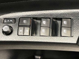 パワーウィンドのスイッチです。運転席に座りながら、助手席や後席の窓を開け閉めできるので大変便利ですよ。