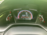 速度や燃料残量などの情報がまとまって表示され、運転に必要な確認をしやすいメーターまわりです。表示が視界に入りやすく、走行前や運転中の情報確認に役立ちます。