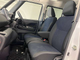 【ベンチシート】運転席と助手席の間にカバンを置いたり、肘掛けをおろしたり様々なシーンに合わせてお使いいただけます♪