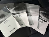 メンテナンスノート、取扱説明書ですね。 車の情報が凝縮されています。 車の整備記録が記載されている大事な物ですよ。