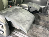 【オットマン付セカンドシート】足を延ばしてリラックスしたいときに便利なオットマン!ロングドライブや仮眠の際にもゆったり快適にお過ごしいただけます♪