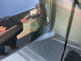 右ドアミラーにキズがございます。