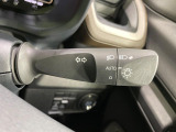 【オートライト】周りの明るさに応じて自動でヘッドライトの点灯・消灯ができる機能です!ライトの付け忘れ・消し忘れなどが無くなり、雨の日や夕方の走行も安心!トンネル通過時も便利ですね♪