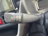 レバーにワイパー関連の表示が配置され、操作内容を確認しやすいつくりです。運転席から手を伸ばしやすい位置にまとまり、雨天時など日常の運転を支える装備です。