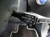 ミリ波レーダーと単眼カメラで先行車を認識し、車速に応じた車間距離を保ちながら追従走行を支援します。(全車速追従機能付)