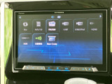 ディスクやFM・AM、USB、HDMIなど、画面上に選べる入力項目が表示されています。普段お使いの音源に合わせて選択でき、ドライブ中の音楽再生にも便利に活用できます。
