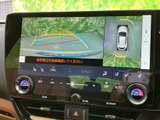 後方映像に加えて車両周辺を見渡す表示があり、駐車時の周囲確認をサポートします。画面の案内も参考にしながら、目視確認と併せてご活用ください。