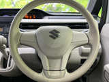 握りやすい形状のステアリングが運転席前に配置され、前方を見ながら自然な姿勢で運転できます。中央にはエアバッグの表示もあり、安全面を意識した装備が備わります。