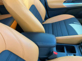 センターアームレスト付き、長時間の運転で疲れた腕を乗せてください。