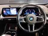 【ハンドル】ドライバーとBMW車の一体感がダイレクトに伝わるステアリングホイール。形状・太さへの拘りに加えて、操作性を高める為にスイッチ類も配置。クイックかつ安定のドライビングを体感下さい!