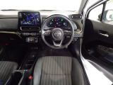 革巻きステアリングで快適な操作性の運転席です。