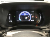 とっても見やすいメーターです。夜間時はラグジュアリーな気分にさせてくれる照明が魅力ですので、夜のドライブも楽しみになりますよ♪