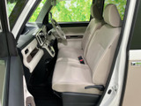 前席は明るい色調でまとめられ、運転席から助手席まで見渡しやすい配置です。ゆとりを感じる座席まわりで、毎日の移動も快適にお過ごしいただけます。