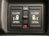【両側パワースライドドア】両側がパワースライドドアになっており、運転席のスイッチやスマートキーでも開閉が可能です!開口部も広いので乗り降りも楽々♪