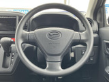 手になじみやすい形状で、運転席から自然に操作しやすい印象です。中央にはエアバッグの表示があり、周辺のスイッチ類も手元にまとまっているため、日々の運転で扱いやすい設計です。