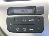 【オートエアコン】一度お好みの温度に設定すれば、車内の温度を検知し風量や温度を自動で調整。暑い&hellip;寒い&hellip;と何度もスイッチ操作をする必要はありません。快適な車内空間には必須の機能ですね♪