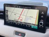 地図上に現在地や周辺の道路が表示され、目的地までのルート確認に役立ちます。交差点や周辺施設を画面で把握しやすく、慣れない道へのお出かけにも便利です。