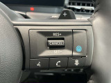ハンドルにはプロパイロットスイッチが装着されています。高速道路などアクセルを踏んだままでの走行の時、手元のスイッチ操作でアクセルを踏まなくても速度を保つことができます。