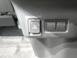 【アクセサリーソケット】車内で電源が取れる便利な装備です。対応するカー用品やスマートフォンの充電器の接続に活用でき毎日のドライブをサポートします。