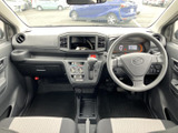 運転席まわりは各メーターや操作部が見渡しやすく、前方の視界も広々。シートは明るい色を組み合わせた落ち着いた配色で、足元にもゆとりがあり、日常の移動を快適に支えます。