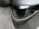 ◆リアシートアンダートレー◆濡れた傘や置靴などをすっきりとしまえる大型のトレー。取り外して、手軽にお手入れもできます。