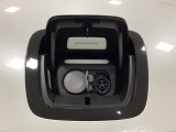 普通充電は6kWの高い出力で行うため、満充電まで約4.5時間という早さです。別売りの「AC外部給電器・AC100V/最大1500W」を普通充電ポートに差し込んで使用すればさまざまな電化製品が使えます。