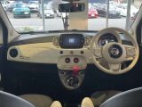 インパネにワンポイントでレッドのシフトノブ。アレンジパーツの選択が玄人っぽいですね アイボリーインパネが車内を明るく演出。FIAT500らしいお洒落な空間です。