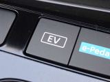 【EVモード】あらかじめリチウムイオンバッテリーを充電するモードです。 EVモードスイッチをONにするとエンジンの始動を極力抑えて走行します!