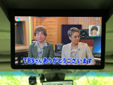 天井側のモニターで映像を確認でき、停車中の待ち時間にも活用できます。後席から画面を見やすい位置に備えており、同乗者の過ごし方に合わせて車内時間を楽しめる装備です。