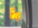 【ブラインドスポットモニター】走行中、ドアミラーの死角になりやすい箇所に後続車が接近するとサイドミラーのレンズに警告を表示!ドライバーに注意喚起をしてくれます。