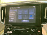 ラジオやDVD、USB、Bluetoothなど、複数のオーディオソースを画面から選択できます。用途に合わせて音源を切り替えられ、日常の移動時間を快適に過ごすのに役立ちます。