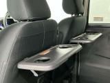 【パーソナルテーブル】セカンドシート用に前席の背もたれの裏側に折り畳み式テーブルがあります。ちょっとした食事をとるときにとっても便利です♪