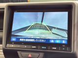 リバースギアに入れるだけで後方の表示へ切り替わります。夜間や雨の日の駐車も楽になりますよ。
