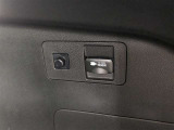 ラゲージ右側には、アクセサリーコンセント(AC100V・1500W)が設置されています。レジャーの際の電源確保や、停電などの非常時にも電気製品が使用可能です。
