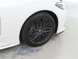 装着タイヤサイズは、225/45R18です。純正アルミホイールを装着しております。