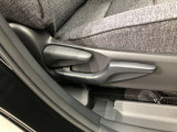 運転席シート座面は上下アジャスター付きです。お好みの位置に調整可能です。
