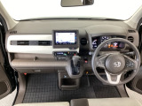 【前方視界】開放的な前方視界!運転がしやすく疲れにくいです♪窓が大きく、見通しがとっても良いおクルマですよ♪
