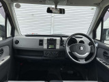運転席と助手席の真ん中にシフトノブが無いので広く感じます!