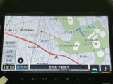 周辺の道路や施設名が表示され、現在地周辺の位置関係を把握しやすい地図画面です。縮尺や案内表示も確認でき、目的地までの道順を確かめる際に役立つ便利な装備です。