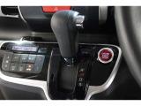 インパネシフトだから視線の移動も少なく足元もスッキリ♪運転席もゆったりしているのでゆとりを持ってドライブできますね!